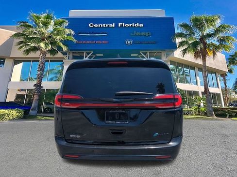 Used 2021 Chrysler Pacifica Touring-L w/ Uconnect Theater Family Group FWD image 6