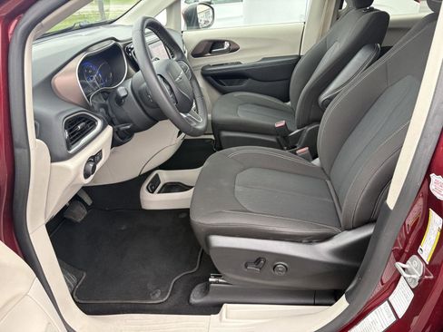 Used 2023 Chrysler Voyager LX FWD image 4
