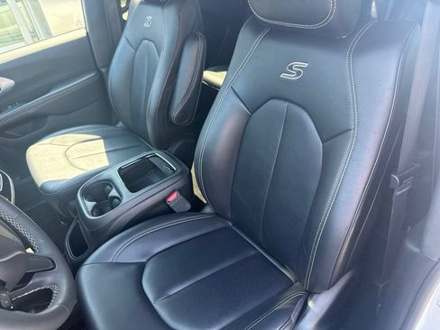 Used 2024 Chrysler Pacifica Limited FWD image 17