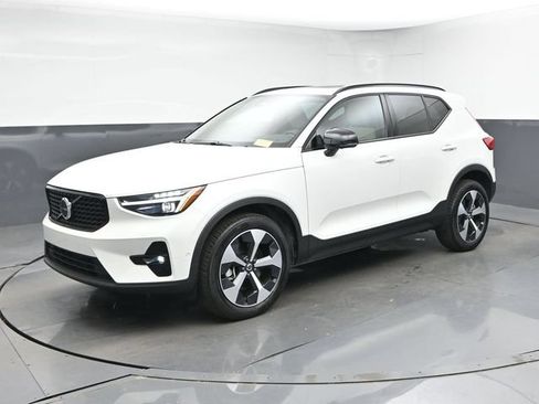 Used 2026 Volvo XC40 B5 Plus AWD/4WD image 4