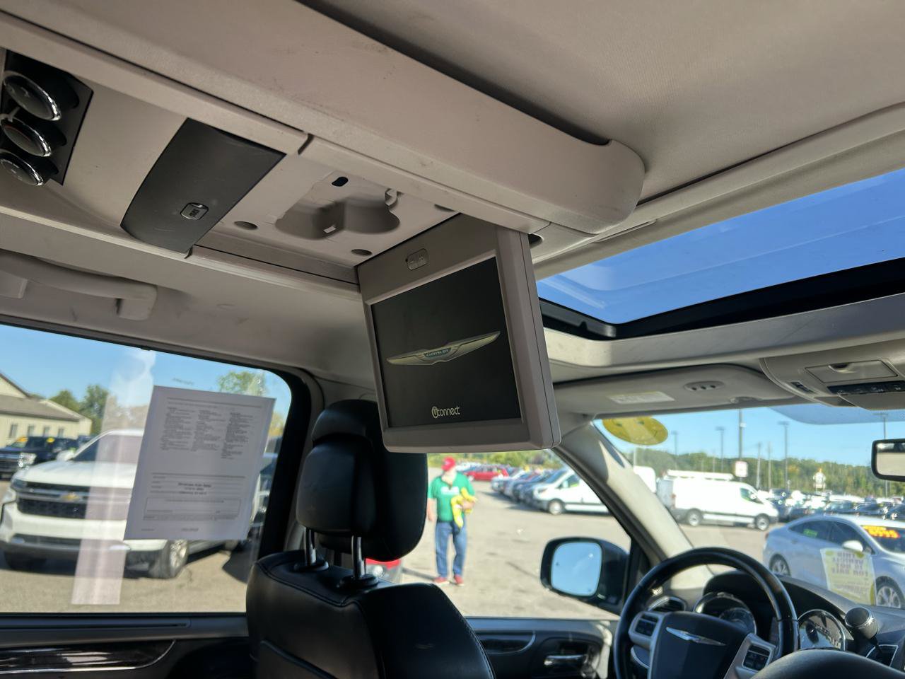Used 2015 Chrysler Town & Country Limited Platinum FWD image 18