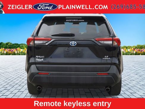 Used 2023 Toyota RAV4 LE AWD/4WD image 4