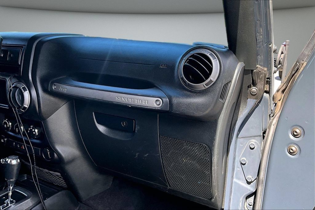 Used 2017 Jeep Wrangler Sport w/ Connectivity Group AWD/4WD image 24