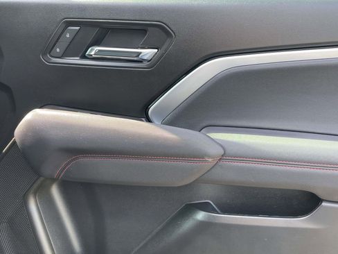 Used 2025 Chevrolet Colorado Z71 w/ Technology Package image 12