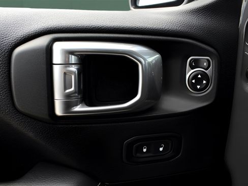 Used 2021 Jeep Wrangler Unlimited Sahara image 10