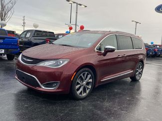 Used 2018 Chrysler Pacifica Limited w/ Tire & Wheel Group video 3