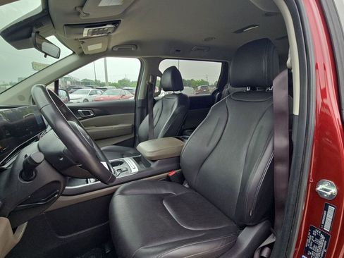 Used 2025 Kia Carnival FWD image 23
