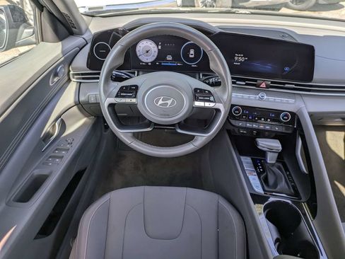Used 2025 Hyundai Elantra SEL FWD image 15