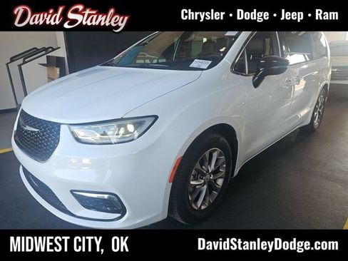 Used 2026 Chrysler Pacifica Limited FWD image 1