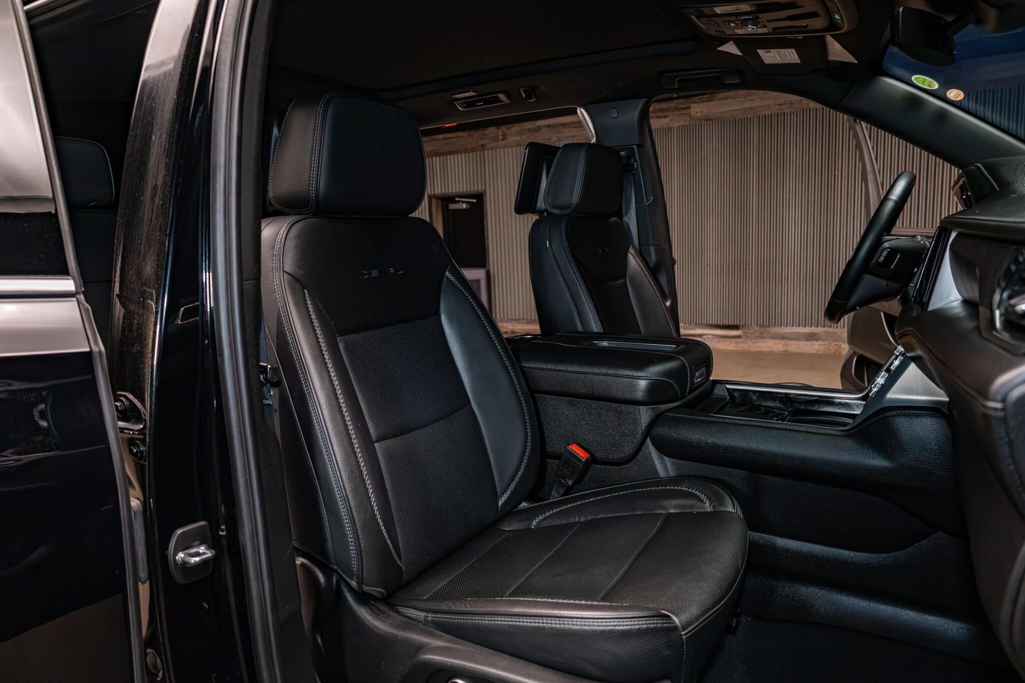 Used 2024 GMC Yukon XL Denali AWD/4WD image 29