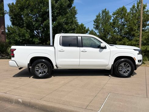 Used 2025 Nissan Frontier SV w/ SV Convenience Package RWD image 7
