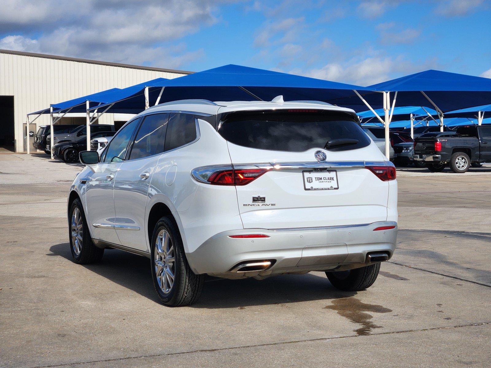 Used 2023 Buick Enclave Essence w/ Experience Buick Package FWD image 4