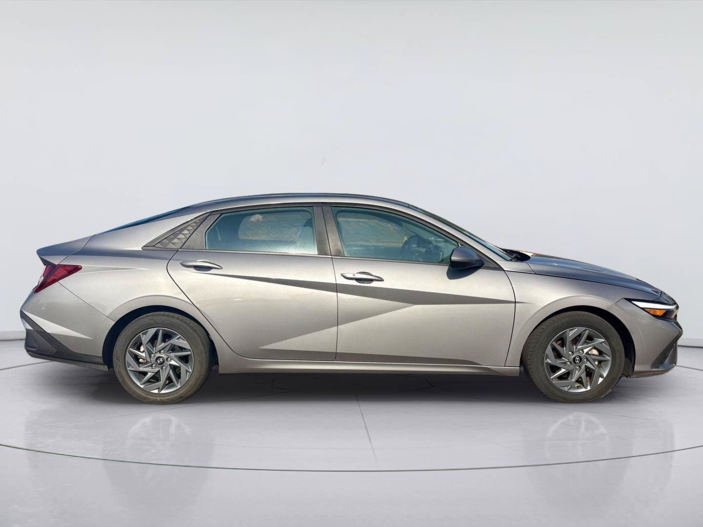 Used 2024 Hyundai Elantra SEL FWD image 3