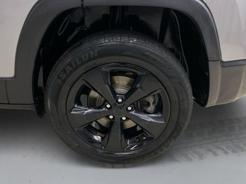 Used 2020 Jeep Cherokee Latitude Plus AWD/4WD image 17
