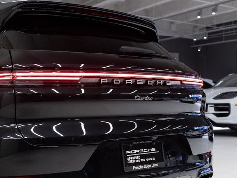 Certified 2025 Porsche Cayenne Turbo AWD/4WD image 31