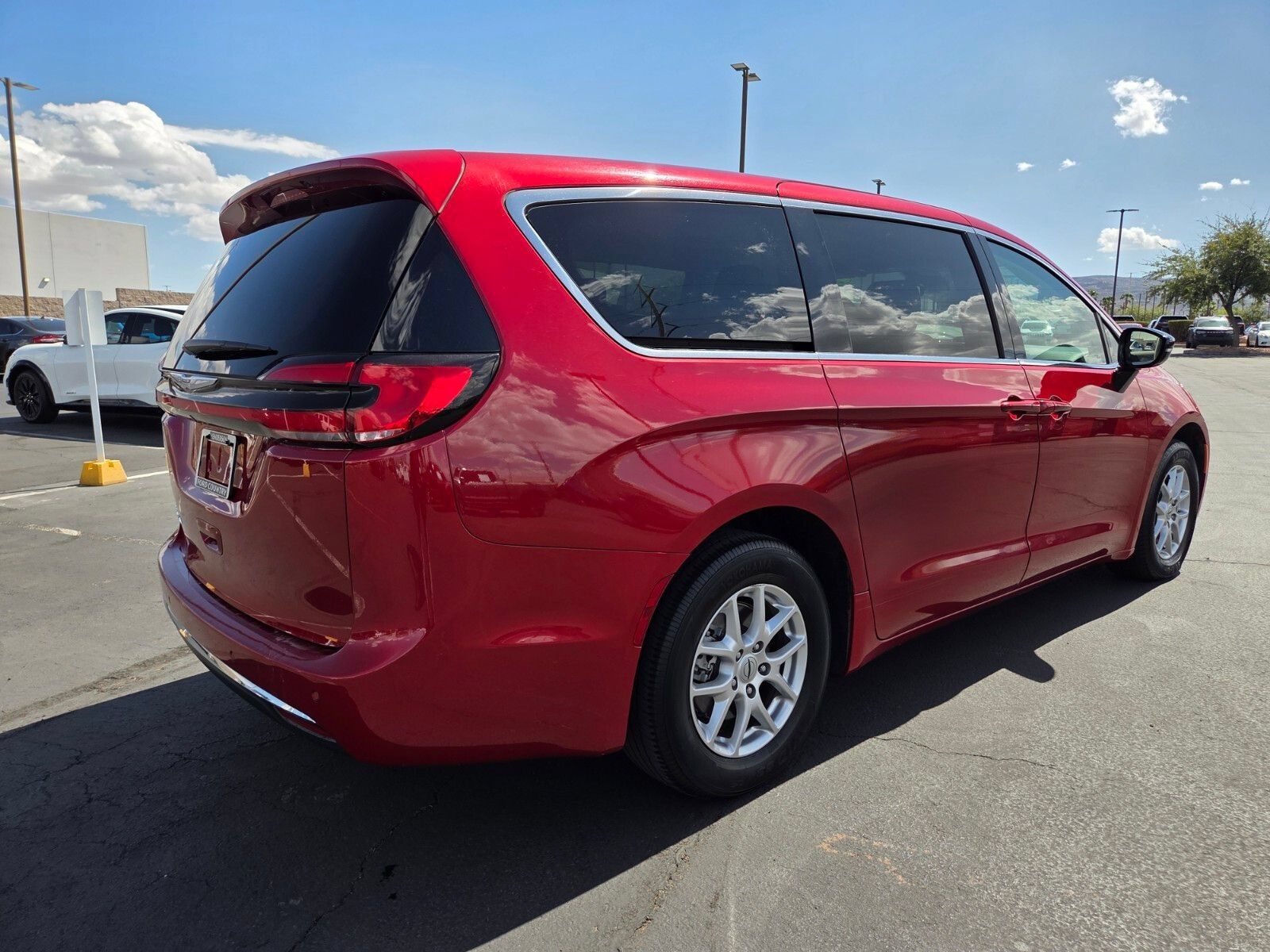 Used 2024 Chrysler Pacifica Touring-L FWD image 6