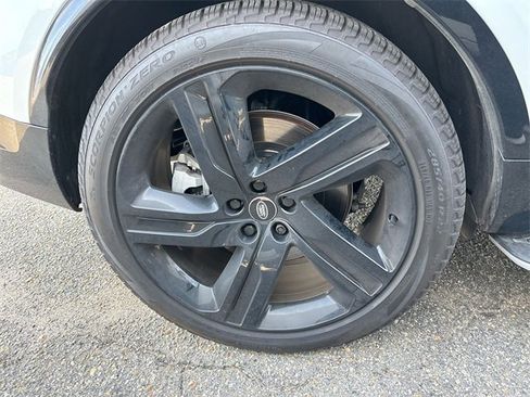 Used 2025 Land Rover Discovery Dynamic SE image 13