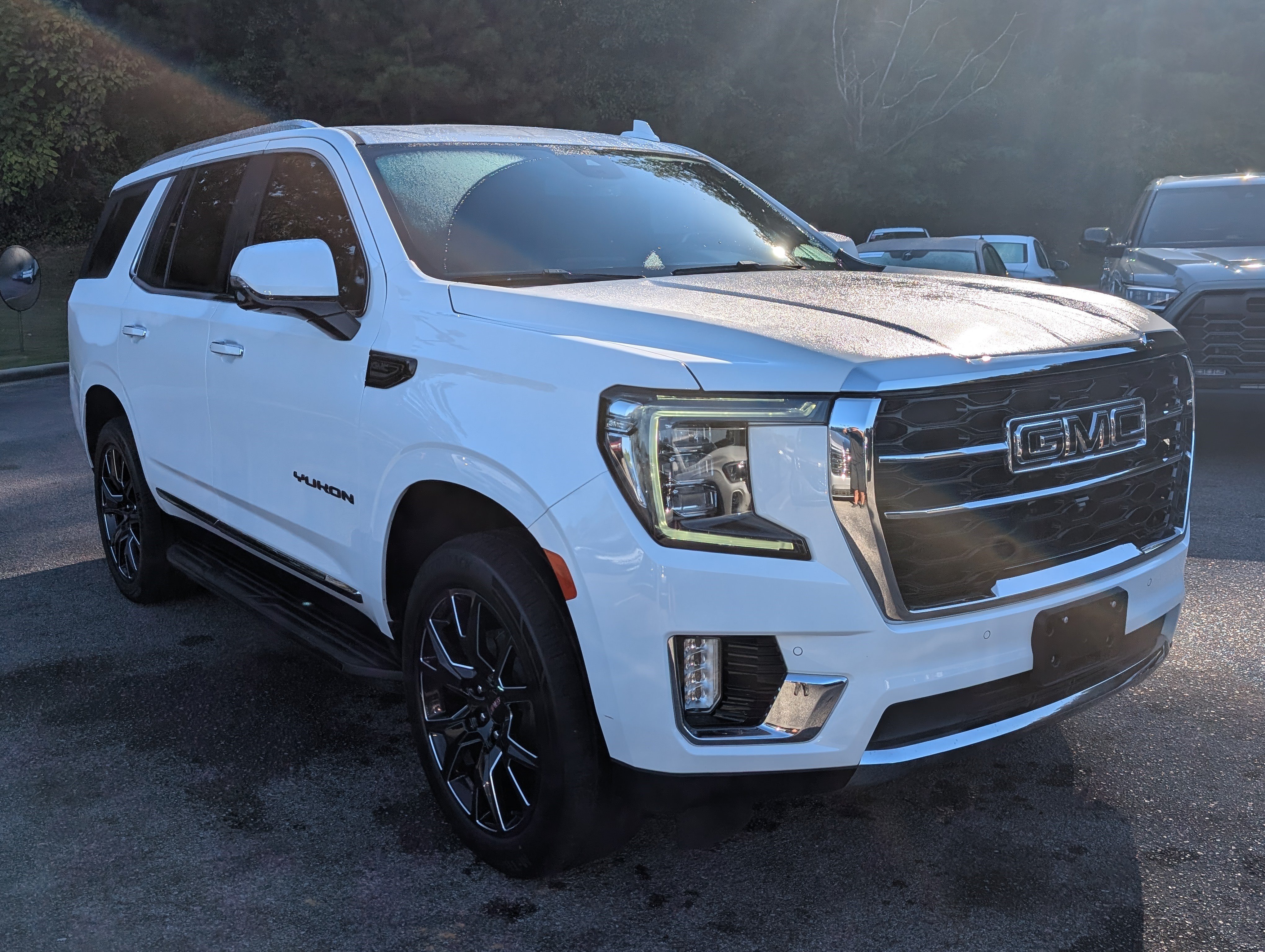 Used 2024 GMC Yukon SLT w/ SLT Premium Package AWD/4WD image 11