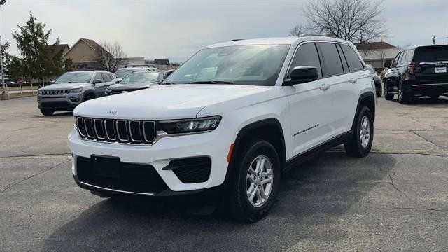 Used 2023 Jeep Grand Cherokee Laredo w/ Luxury Tech Group I AWD/4WD image 4
