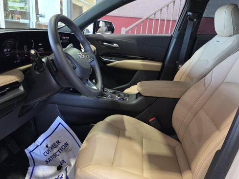 Used 2024 Cadillac XT4 Luxury w/ Cold Weather Package FWD image 7