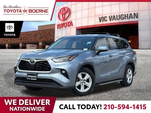 Used 2022 Toyota Highlander LE FWD image 1
