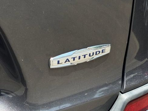 Used 2019 Jeep Cherokee Latitude Plus w/ Comfort/Convenience Group AWD/4WD image 6