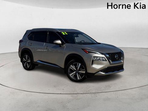 Used 2021 Nissan Rogue Platinum image 2