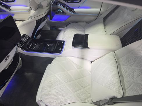 Used 2025 Mercedes-Benz Maybach S 580 4MATIC image 14