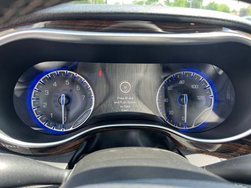 Used 2023 Chrysler Pacifica Limited FWD image 5