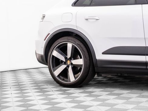 Certified 2024 Porsche Macan 4 Electric image 33