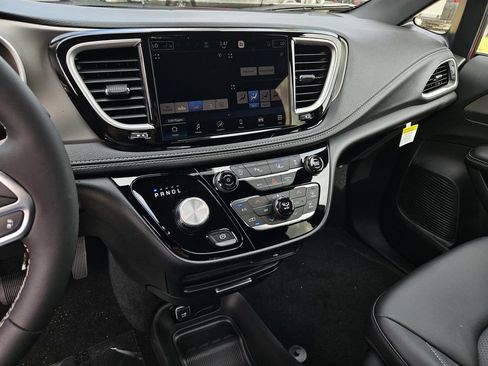 New 2027 Chrysler Pacifica Select FWD image 16