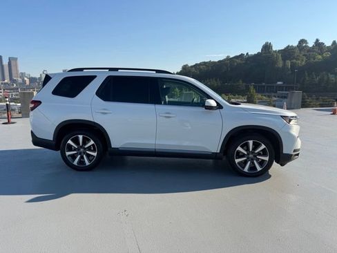 Used 2025 Honda Pilot Elite image 2