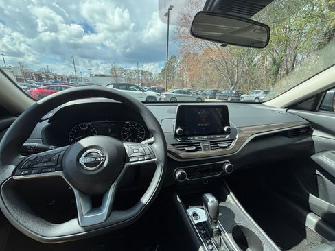 Used 2025 Nissan Altima 2.5 SV image 34