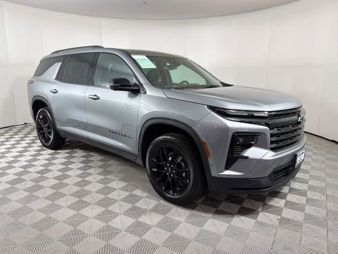 Used 2024 Chevrolet Traverse LT w/ Enhanced Driving Package image 7