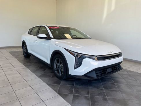Used 2025 Kia K4 FWD image 1