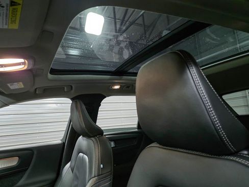 Used 2023 Volvo XC40 B5 Ultimate image 18