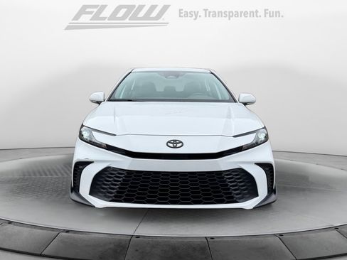 Used 2025 Toyota Camry SE image 2