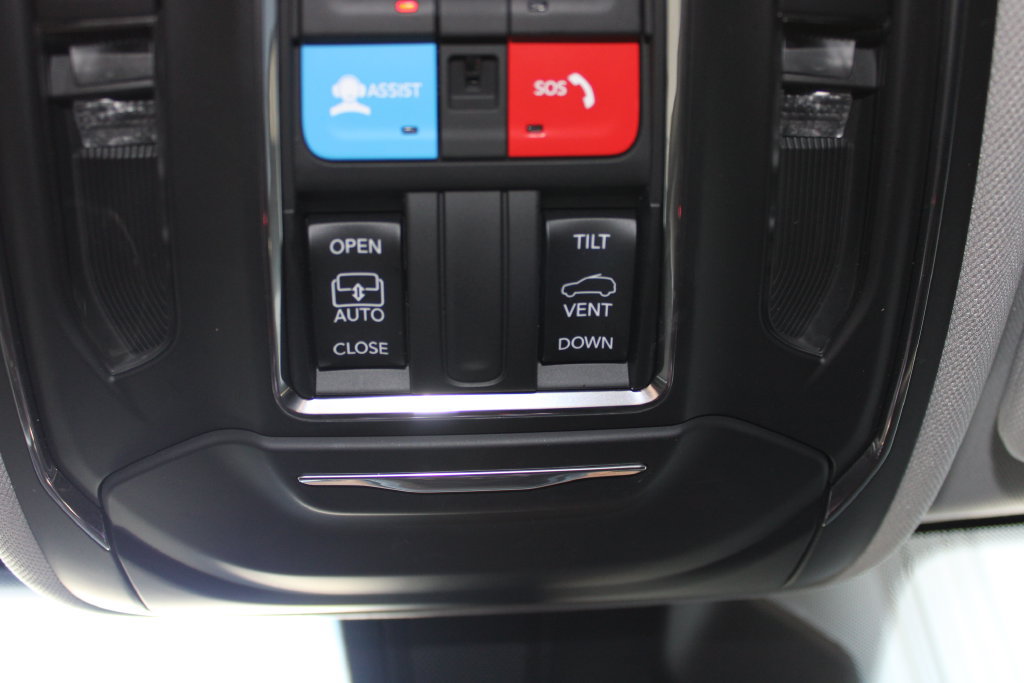 Used 2023 Jeep Grand Cherokee Laredo w/ Luxury Tech Group I AWD/4WD image 23