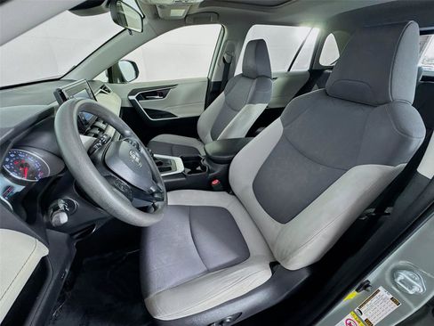 Used 2019 Toyota RAV4 XLE w/ Convenience Package FWD image 12