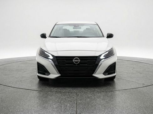 Used 2025 Nissan Altima 2.5 SV image 2