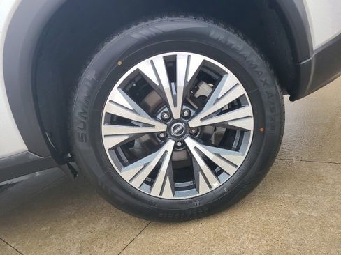 Used 2023 Nissan Rogue SV image 11