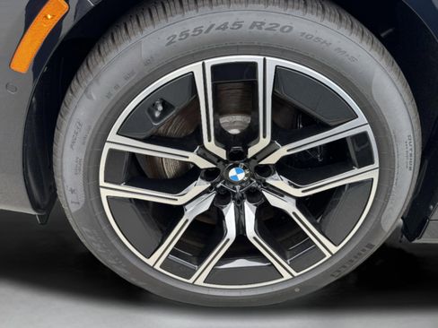 Used 2025 BMW i7 xDrive60 w/ Premium Package image 9