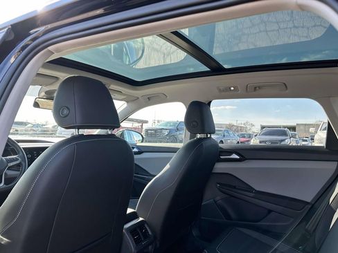 Used 2022 Volkswagen Taos SE w/ Panoramic Sunroof Package image 18