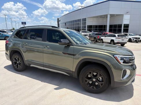 Used 2024 Volkswagen Atlas Peak Edition SE AWD/4WD image 2