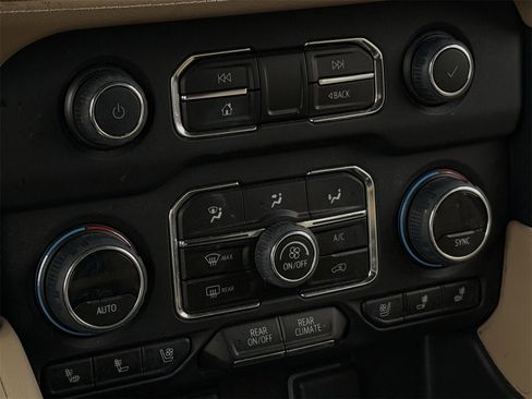 Used 2023 Chevrolet Suburban Premier image 18