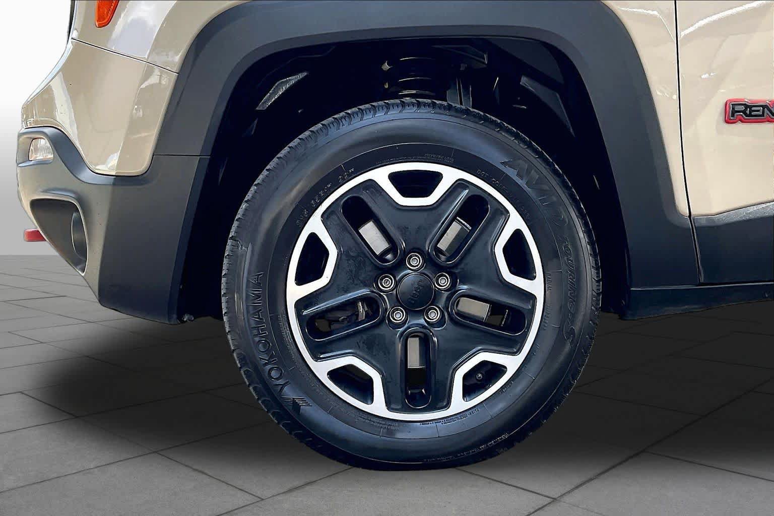 Used 2015 Jeep Renegade Trailhawk AWD/4WD image 11