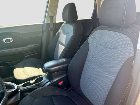 Used 2018 Kia Soul + FWD image 19