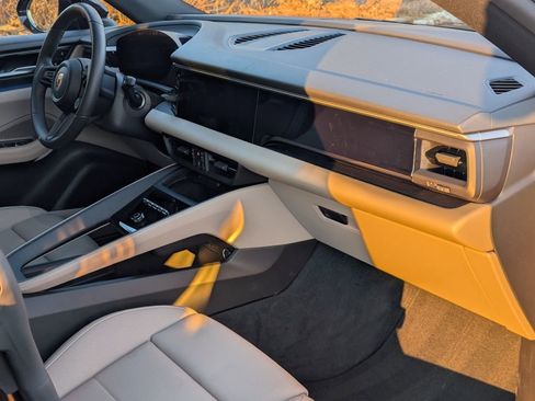 Certified 2025 Porsche Macan Electric image 38