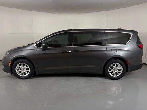 Used 2022 Chrysler Voyager LX FWD image 6
