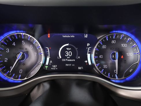Used 2021 Chrysler Pacifica Touring-L w/ Uconnect Theater Family Group FWD image 4